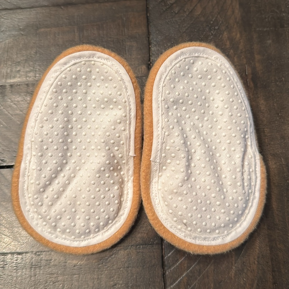 Faux Fur Trim Black Baby Boots and Tan Slippers size 6-9 months - Picture 9 of 9